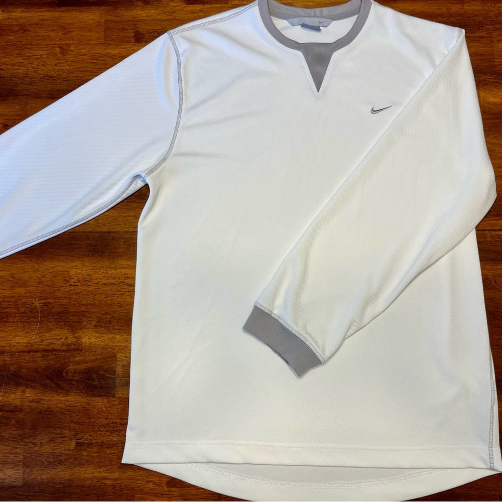 ⭐️Nike long sleeve shirt in excellent condition.